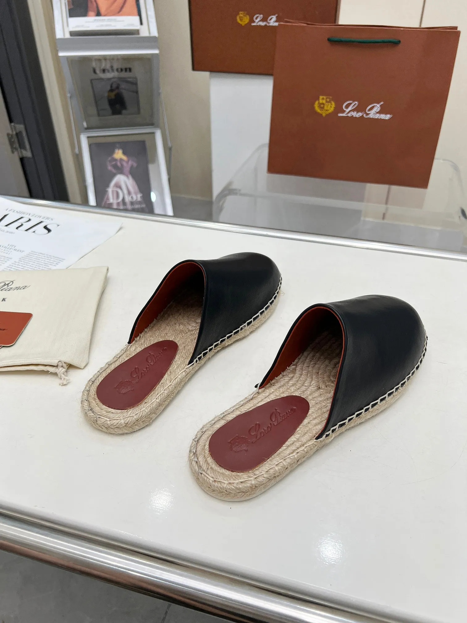 Men's men's shoes 💰520 🧚‍♂️.Loro Piana*👉Top genuine high-end fisherman's shoes and half-drag style👉Buy the original 1:1 copy💯💯💯 Founded the existing Loro Piana company on April 24, 1924. It is now the sixth generation of family business, providing high-quality products to customers who are discerning about taste and quality. ❤️Imported calfskin fabric. The lining is made of A-grade sweat-absorbent and breathable lining. 💯💯💯 Purely handmade. 💯Authentic packaging. Original one-to-one molded outsole. The favorite sandals of Middle Eastern tycoons. Code number: 39-46.